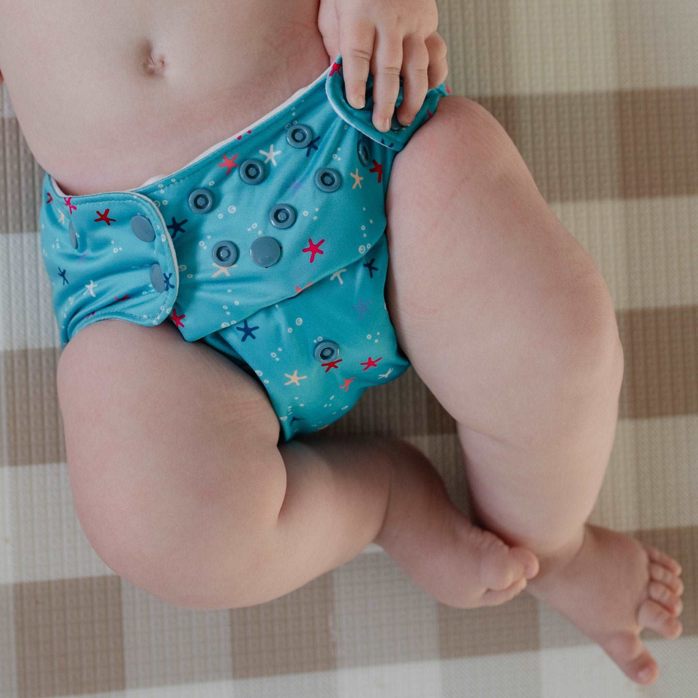 Fitting an adjustable cloth nappy 